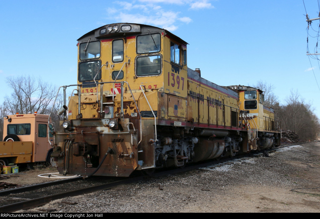 1397 & 1416 wait to start the evening's work